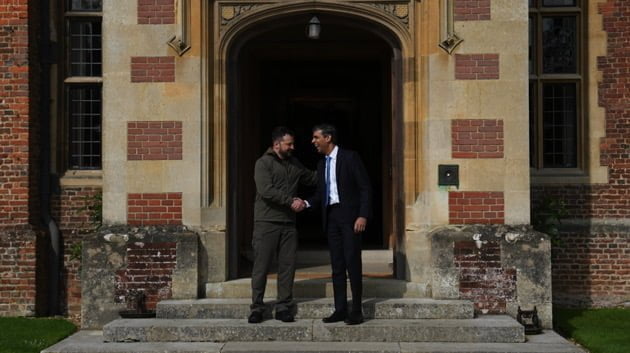 UK, France pledge military aid to Ukraine as Zelenskyy makes unannounced visit