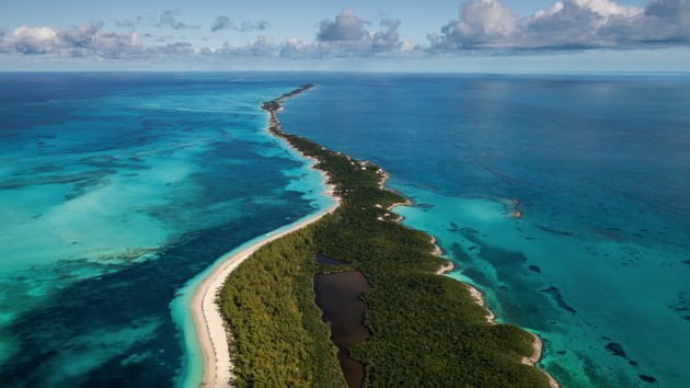 Good Samaritan describes rescuing five after Bahamas plane crash