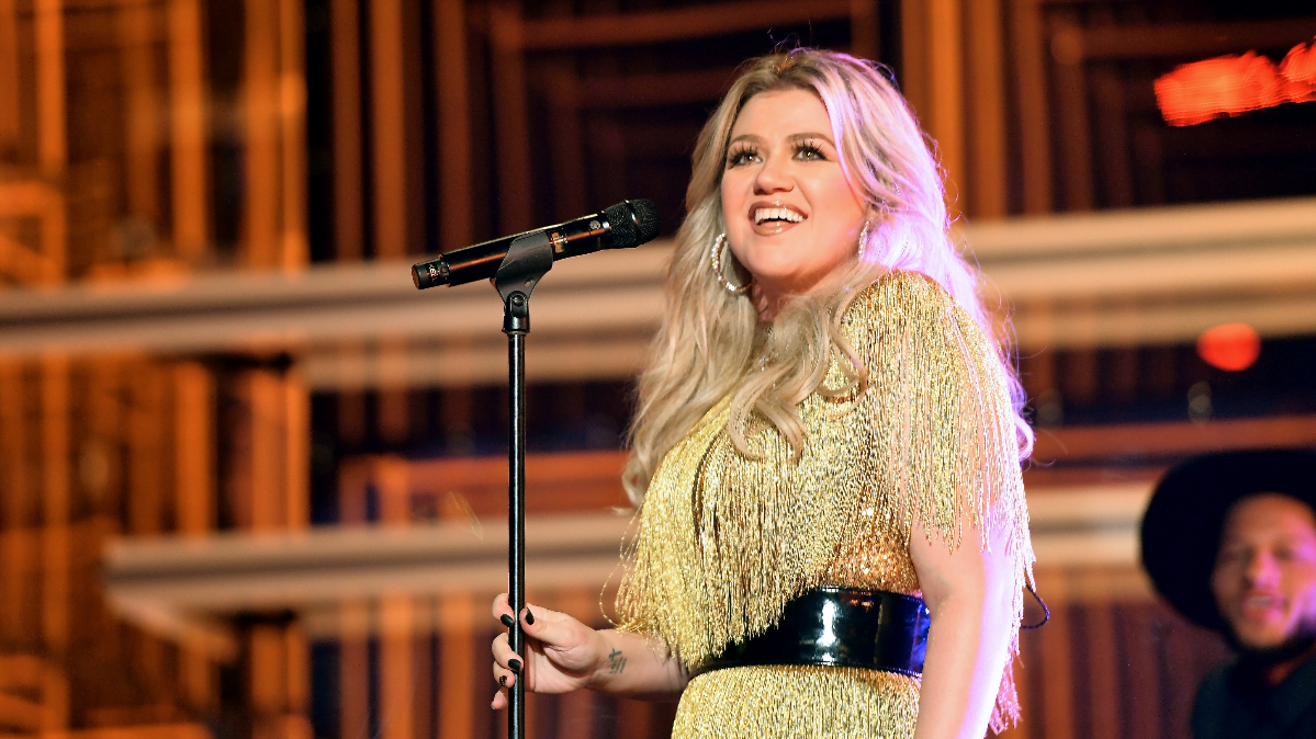 Kelly Clarkson shocks a Vegas street performer with impromptu performance
