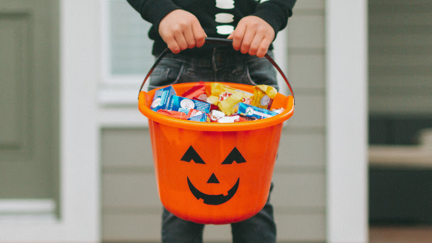 Mom dietitian urges parents to avoid candy shaming post-Halloween