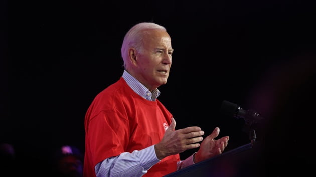 Biden meets with UAW president, calls for union deals across auto industry