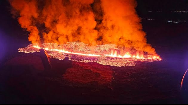 2nd volcanic fissure opens ‘just outside’ evacuated Icelandic town, Met office says