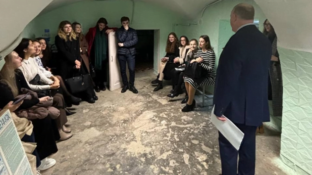 In a bomb shelter under Kyiv, a US professor taught Ukrainian students about the art of peace