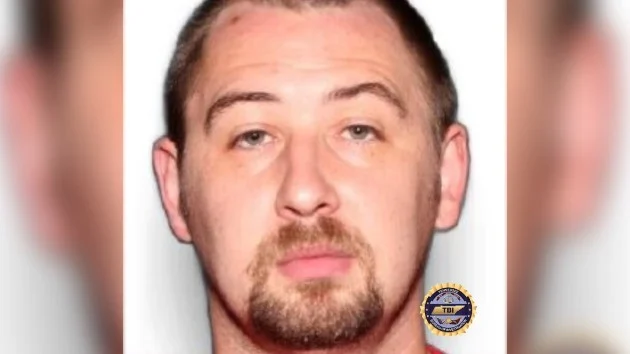 Man at large after allegedly killing 4 people, leaving baby alive in Tennessee: Officials