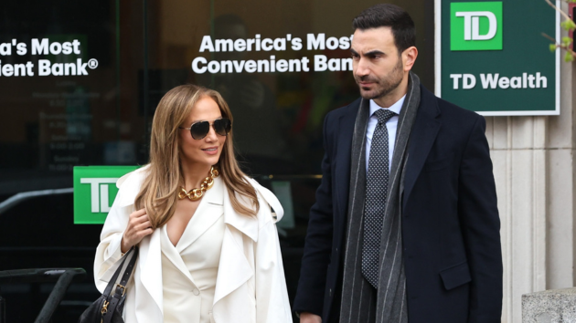 Jennifer Lopez says Brett Goldstein was her favorite onscreen kiss